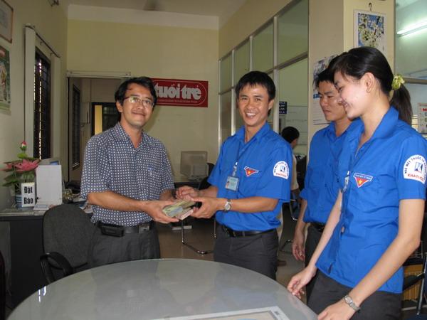 Đại diện báo Tuổi Trẻ cùng Đại diện ĐTNCS nhà máy TLKH trao nhận số tiền ủng hộ cho đồng bào vùng bị bão lụt